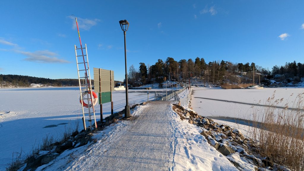 Pedestrian bridge towards Tranholmen from Stocksund